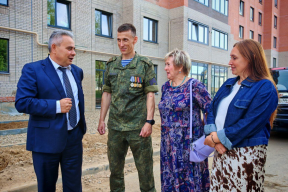 Глава Алексей Смирнов проверил ход строительства дороги в развивающемся микрорайоне Костромы