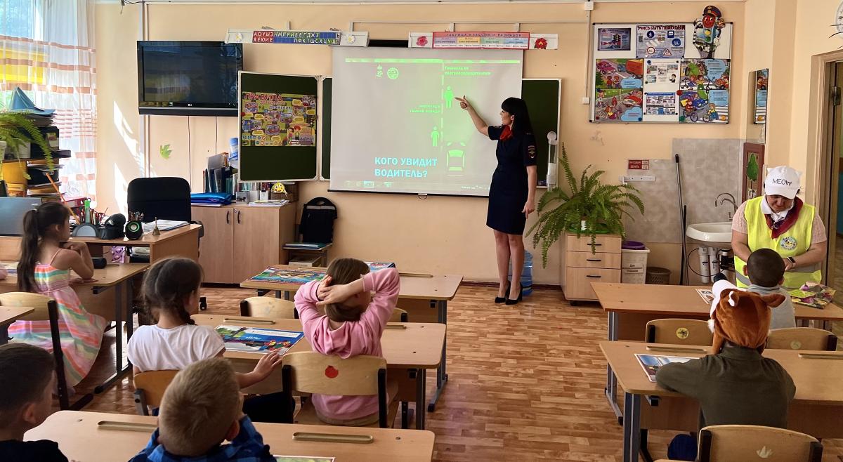 Сотрудники ГИБДД проводят в Красногорске беседы по БДД в летних пришкольных лагерях