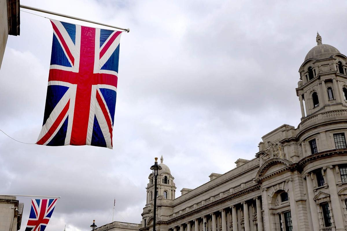 Суд Британии отправил в тюрьму мужчину, который выманивал интимные фото у детей