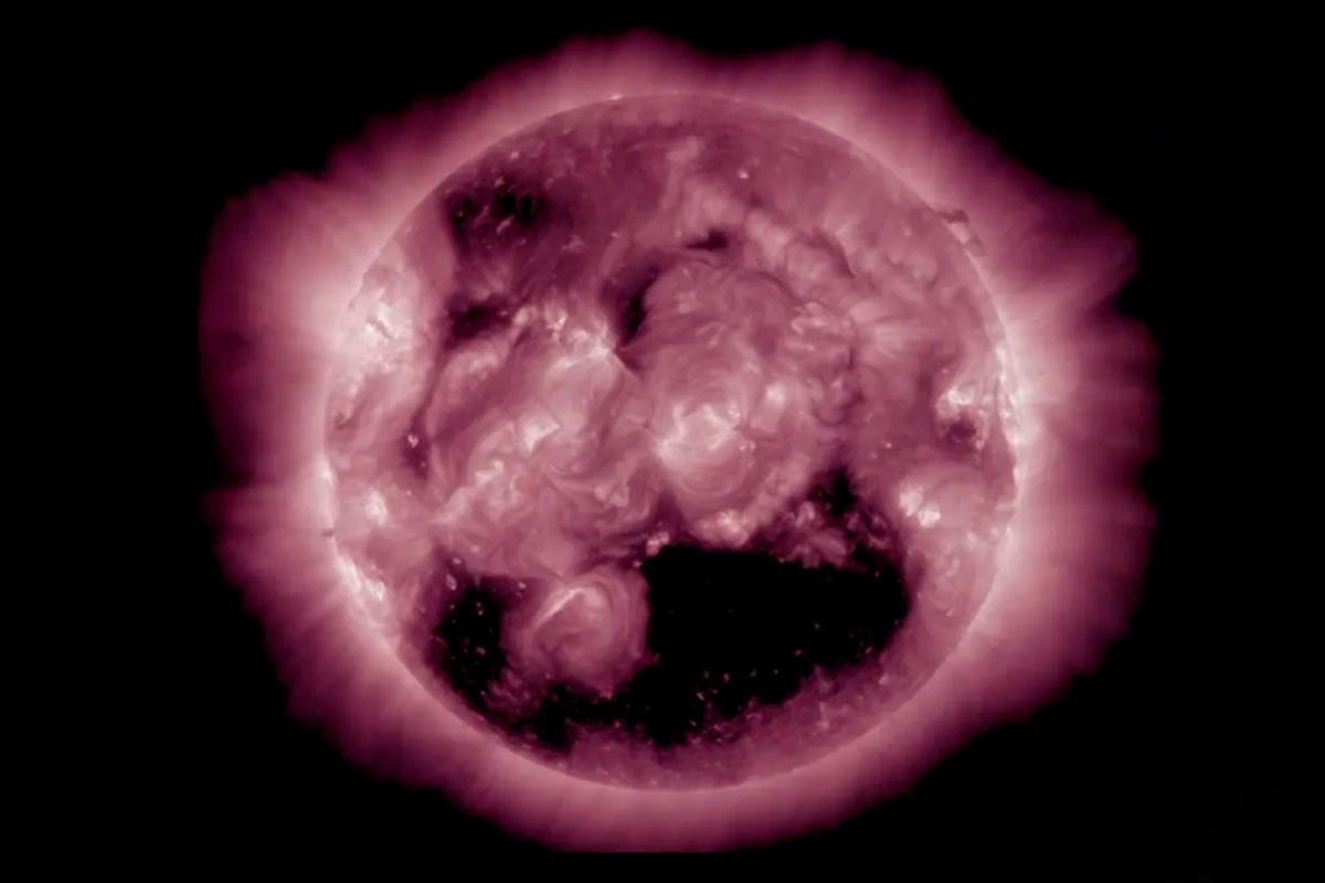 Ученый объяснил уровень угрозы от новой корональной дыра для Земли