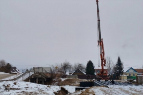 Пролеты нового моста через реку Икура монтируют в Биробиджане