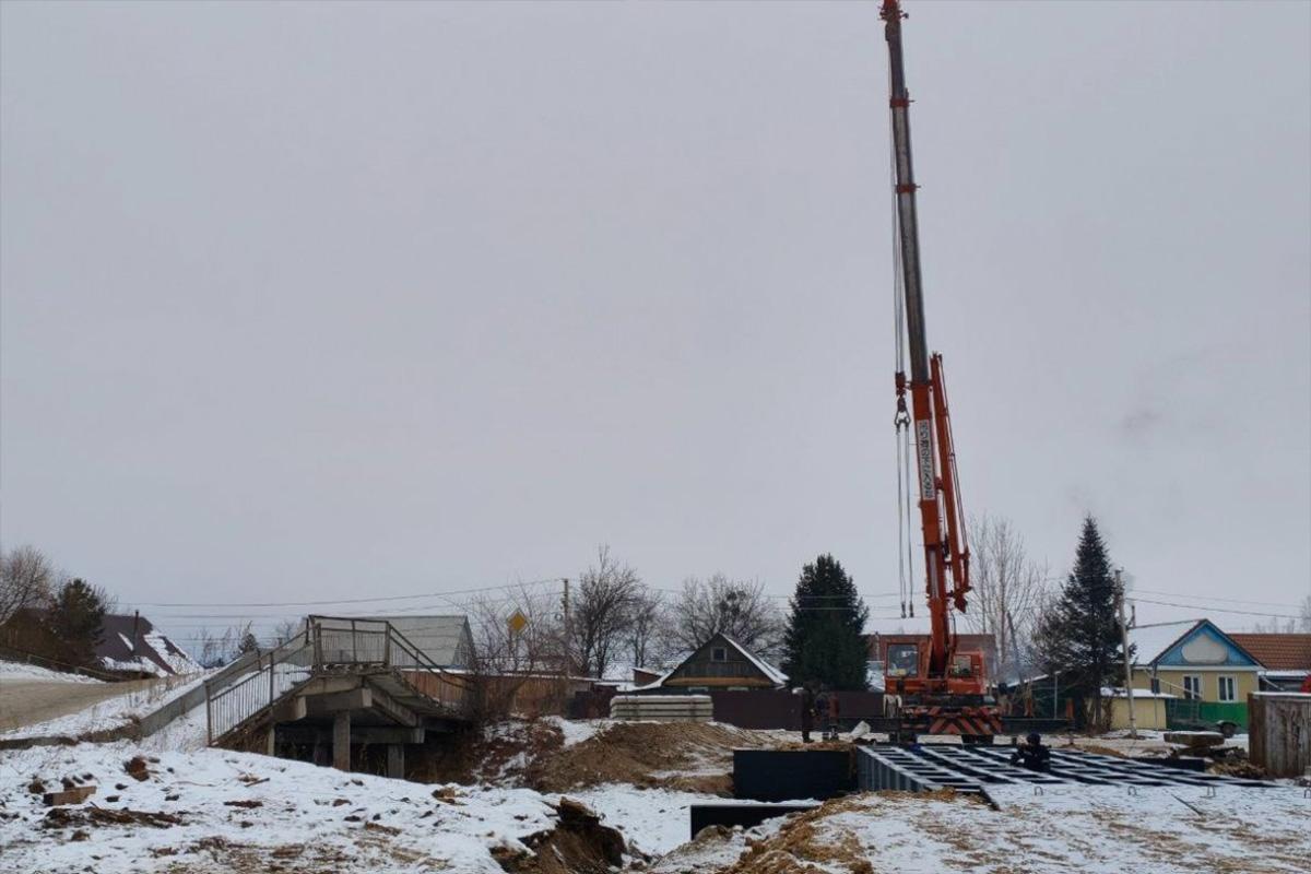 Пролеты нового моста через реку Икура монтируют в Биробиджане