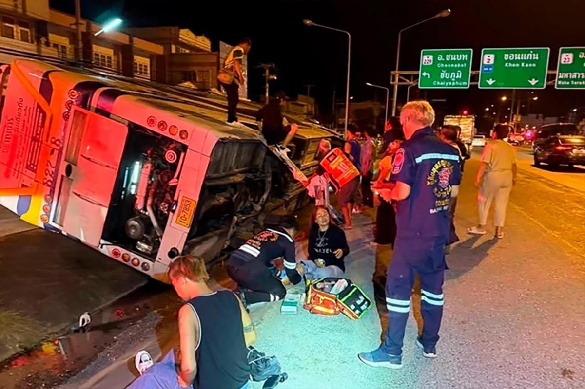 В Таиланде в ДТП с рейсовым автобусом пострадали 15 человек