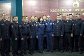 Сотрудникам МВД провели экскурсию по Кызылскому президентскому кадетскому училищу, показав тир, каток и зал для единоборств