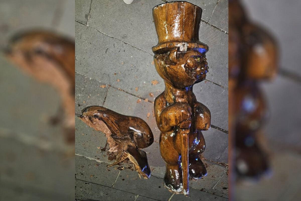 В Саратове деревянная статуя «Кот ученый» весом 140 кг насмерть придавила годовалую девочку