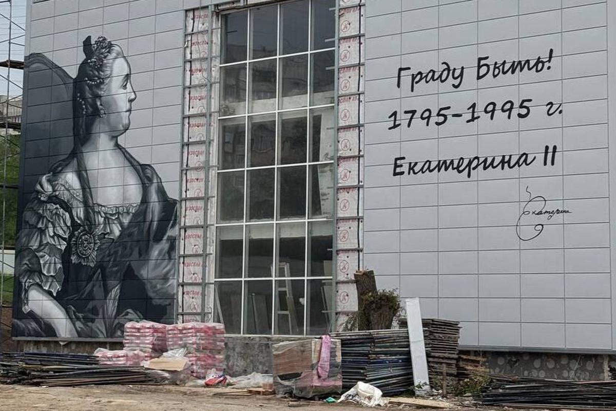 Фасад луганской гимназии № 60 украсит ряд исторических муралов