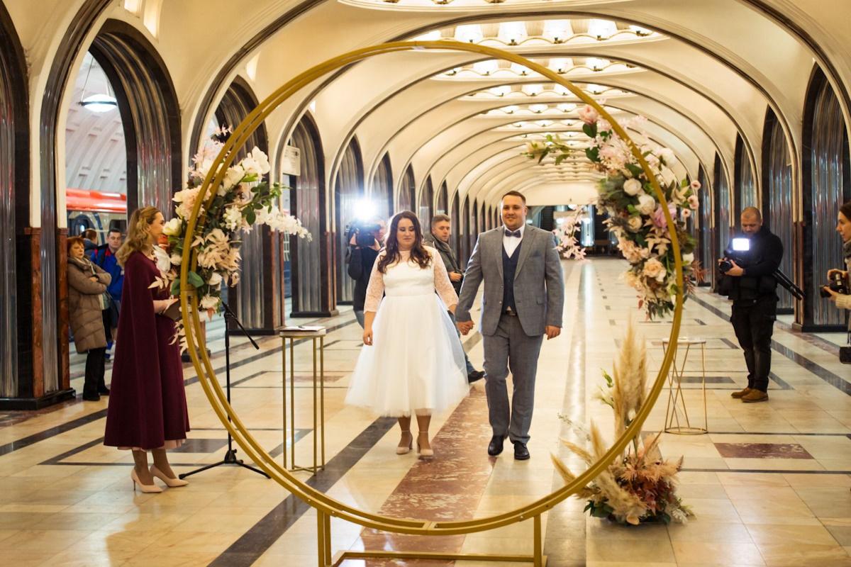 Станция «Маяковская» входит в число популярных локаций для проведения бракосочетания в рамках столичного проекта мэра «Новые адреса счастья». С 2021 года здесь уже зародилось сто семейных историй.