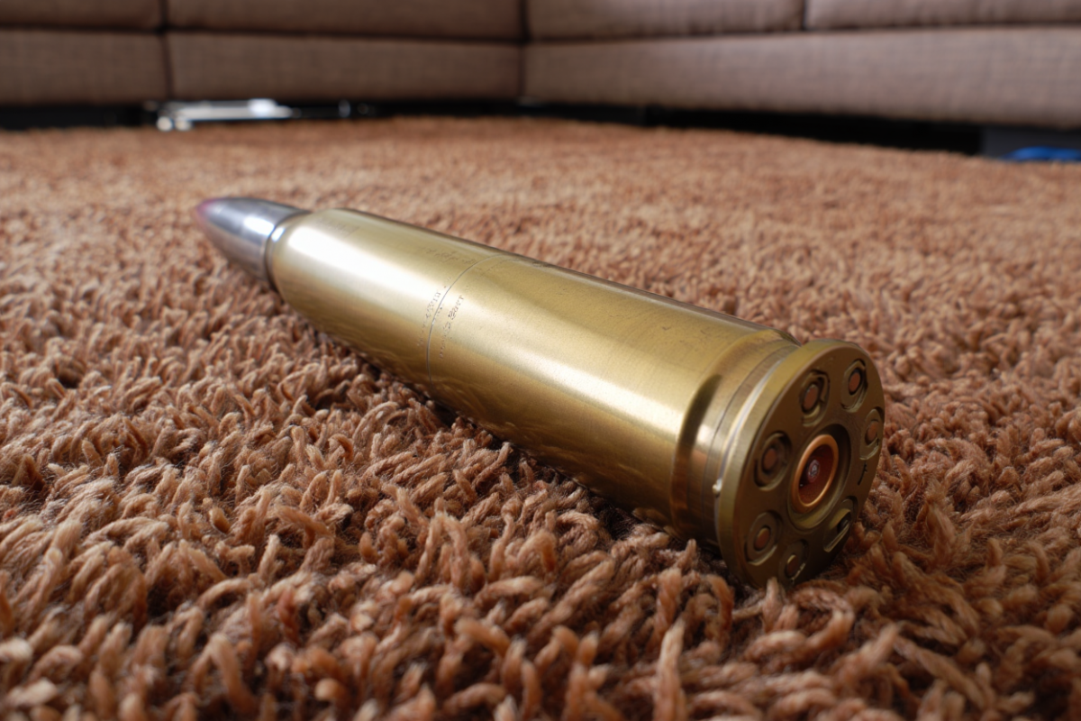 В Великих Луках в квартире изъяли авиационный боеприпас