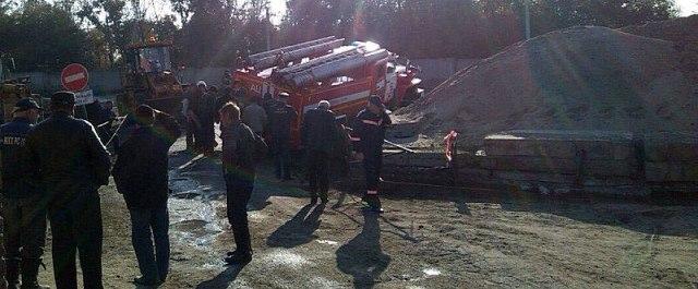 В Новосибирске во время учений пожарный грузовик «Урал» провалился в яму