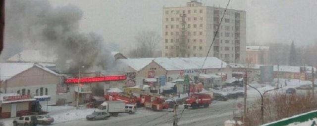 В Челябинске на крупном рынке сгорели несколько павильонов