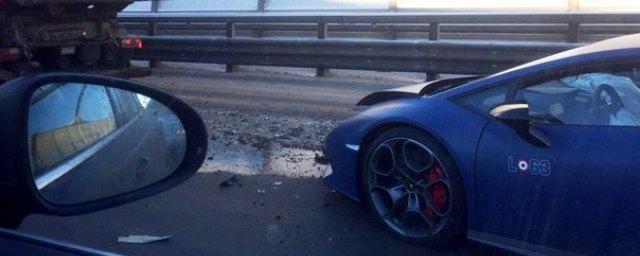 В Петербурге в ДТП разбился спорткар Lamborghini