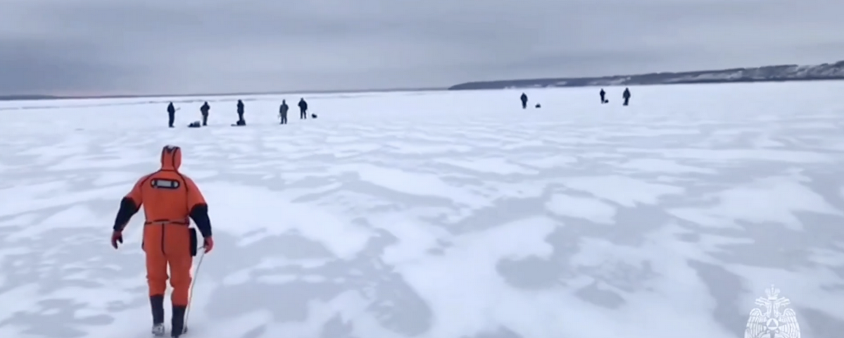 В Марий Эл 11 рыбаков оказались на отколовшихся льдинах