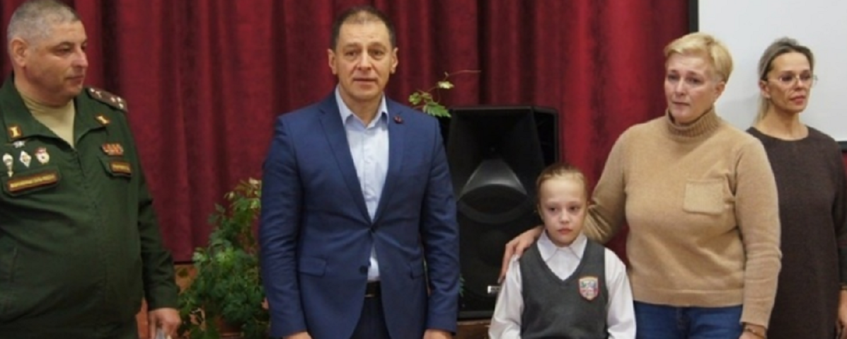 Награду погибшего на СВО добровольца Виктора Колтышева вручили его дочери-второкласснице Ульяне