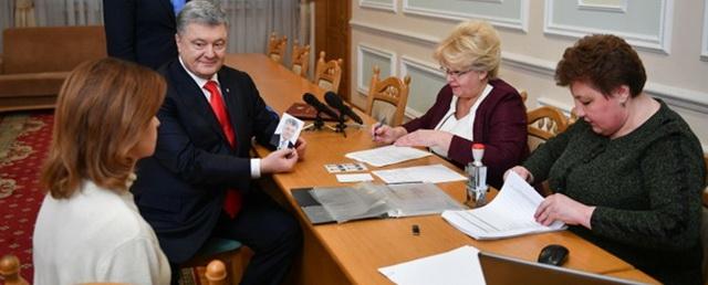 28 претендентов: Порошенко сдал в ЦИК документы для участия в выборах