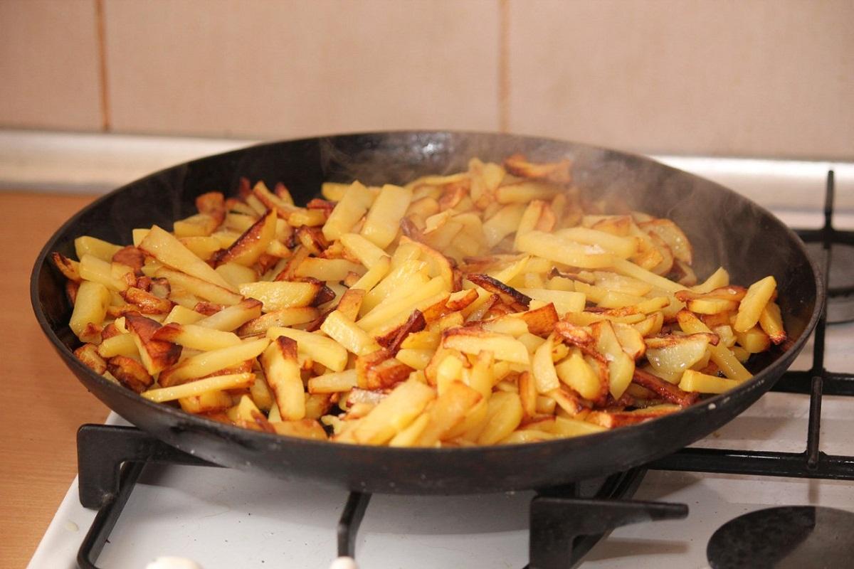 Диетолог Соломатина назвала жареную картошку «разрушающим мозг» блюдом