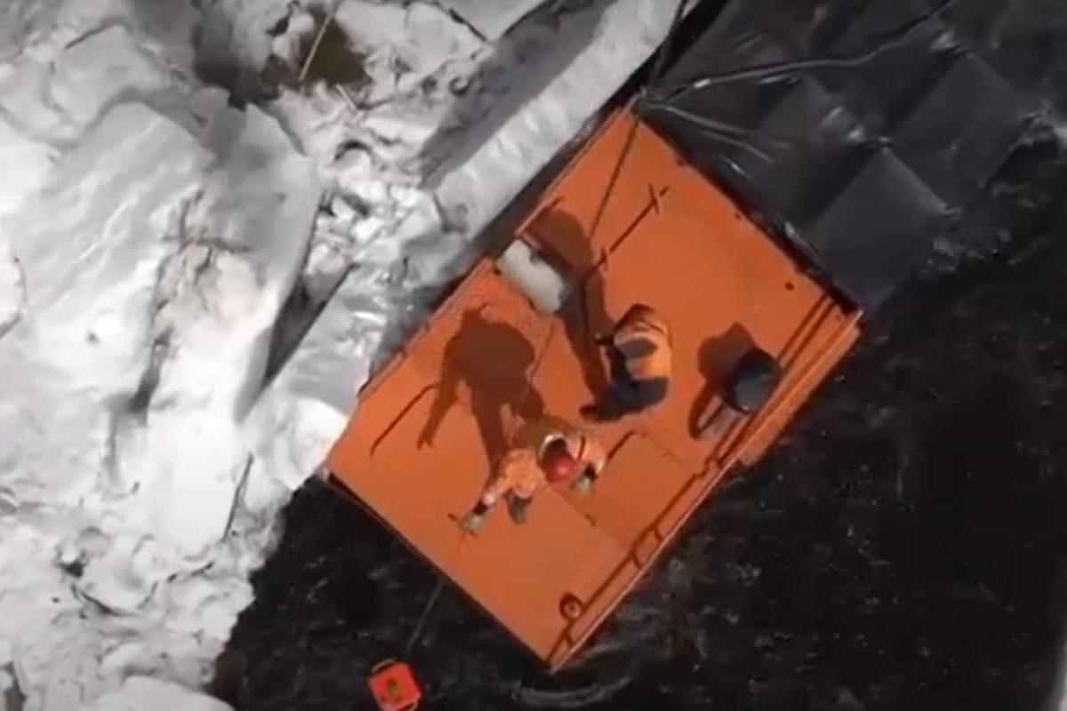 Геологи Хабаровского края провели ночь на крышах машин после провала под лёд