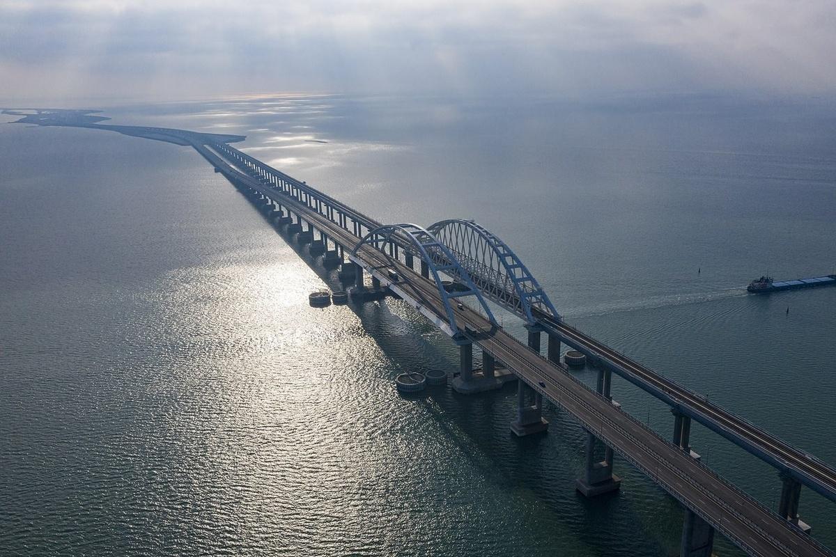 Движение транспорта на Крымском мосту временно перекрыли