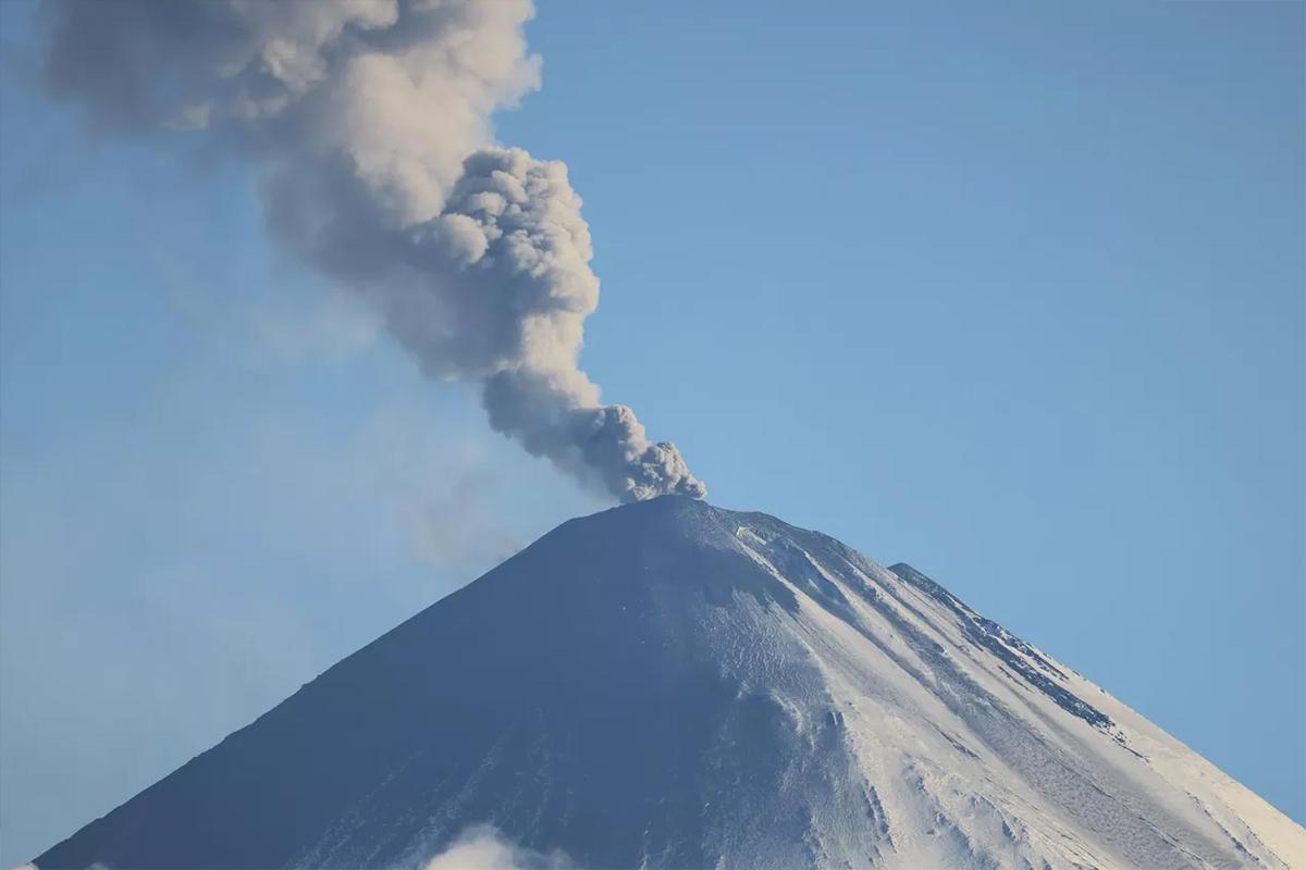 Вулкану Ключевскому присвоили красный код авиационной опасности