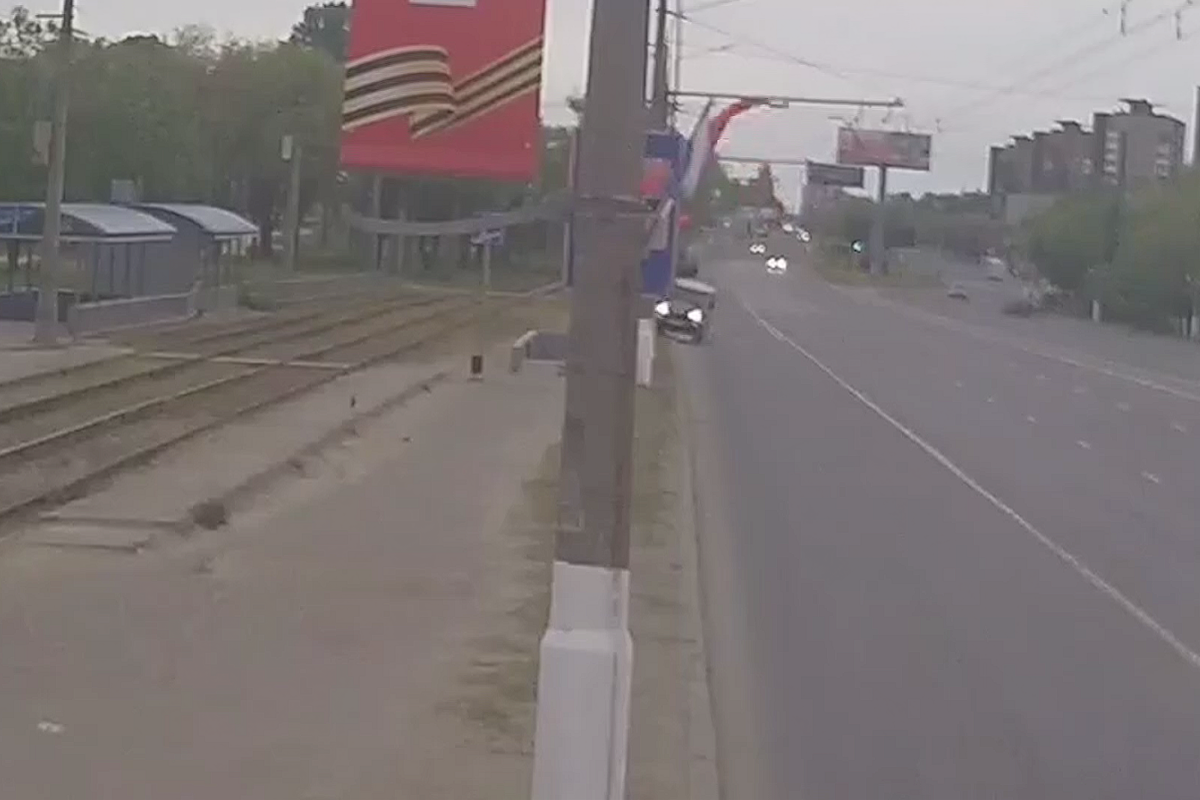 В Волгограде водитель «УАЗа» от столкновения с ограждением вылетел из машины