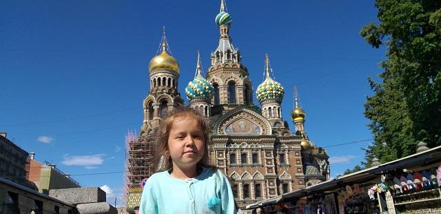 Маленькая жительница Тюмени Лиза Калашникова побывала в Петербурге благодаря «Ёлке желаний»