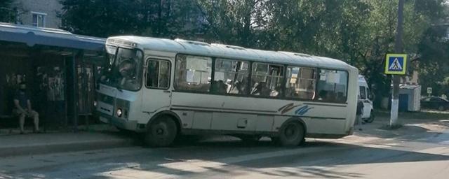 Автобус врезался в остановку в Ивановской области