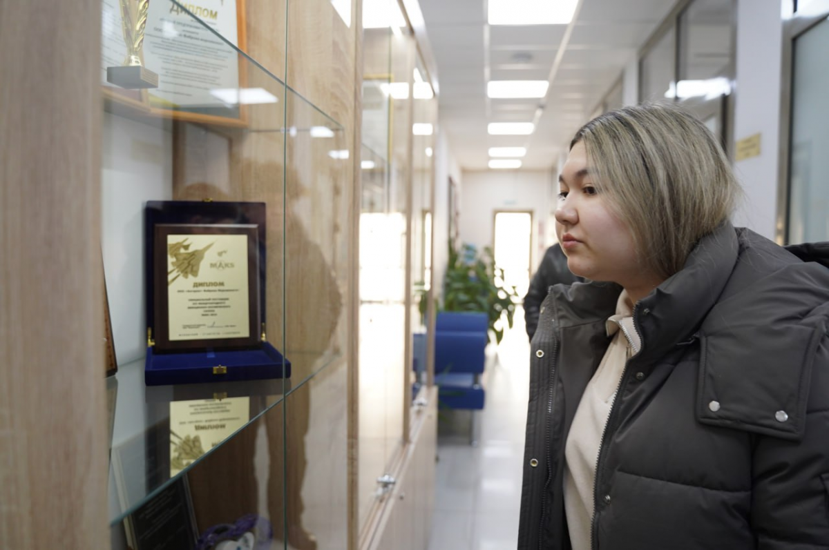 Губернатор Игорь Кобзев осуществил мечту 16-летней Полины из Заларинского района, пожелавшей побывать на фабрике мороженого