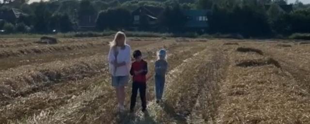 Видео: Алла Пугачева в шортах прогулялась с детьми в поле