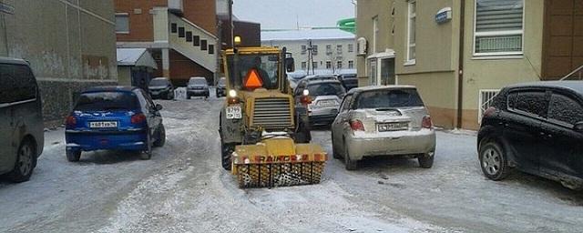 Дорожники Тюмени попросили автовладельцев не мешать уборке снега