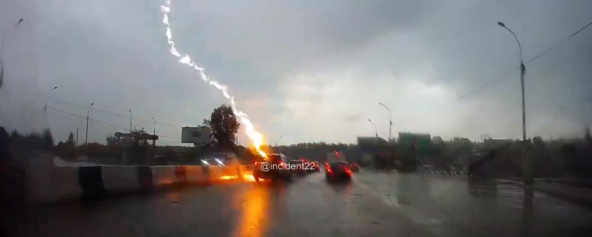 Видео: Новосибирский автолюбитель чудом избежал удара молнии