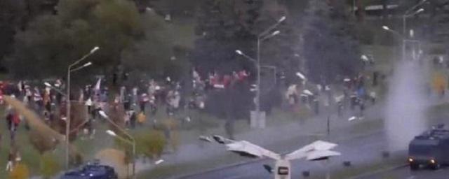 Видео: Минский ОМОН разогнал протестующих при помощи водометов