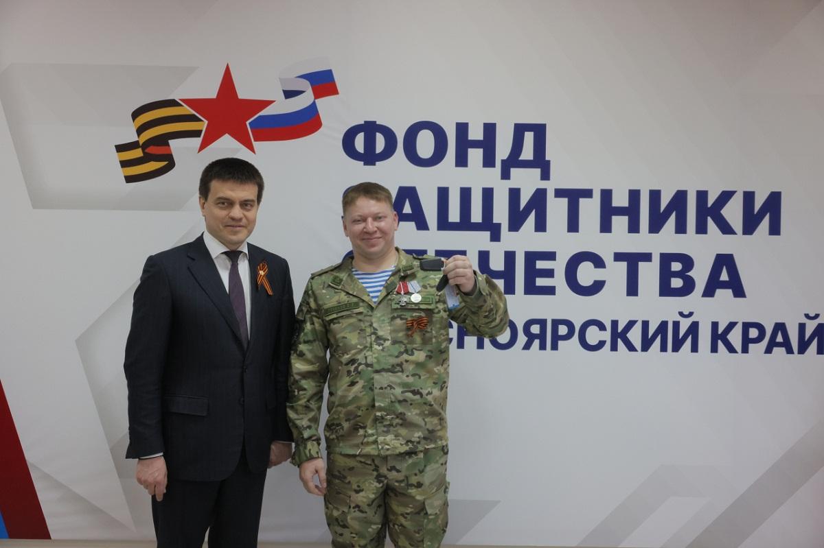 В Красноярске ветеранам СВО вручили ключи от новых машин