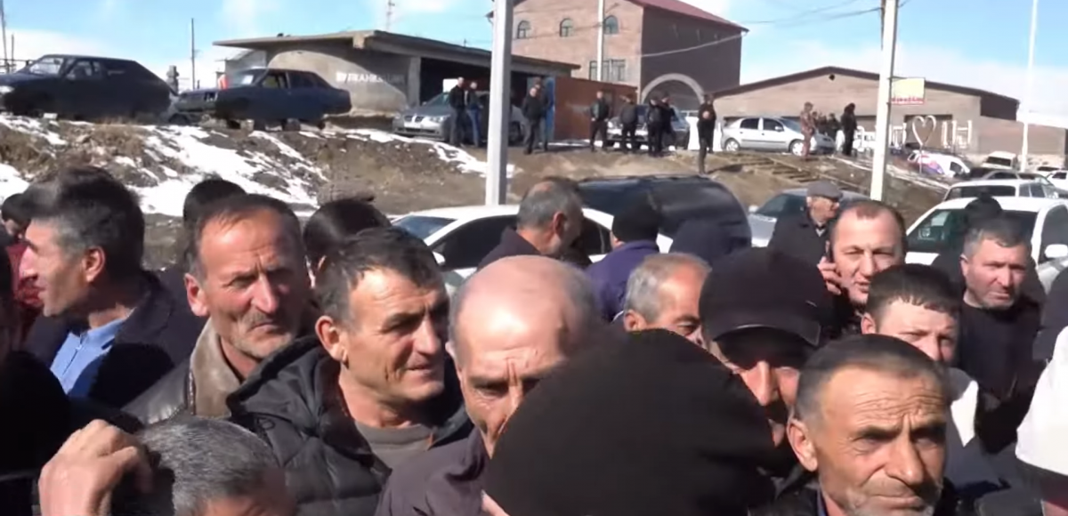 Мигранты в Армении остановили движение на трассе в Ереван
