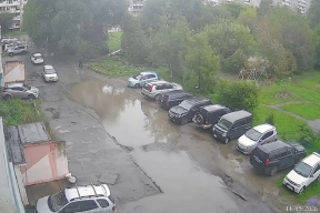 «Болевая точка»: новый ЖК вырастет, а старый двор на Дзержинского утонет в ямах и лужах