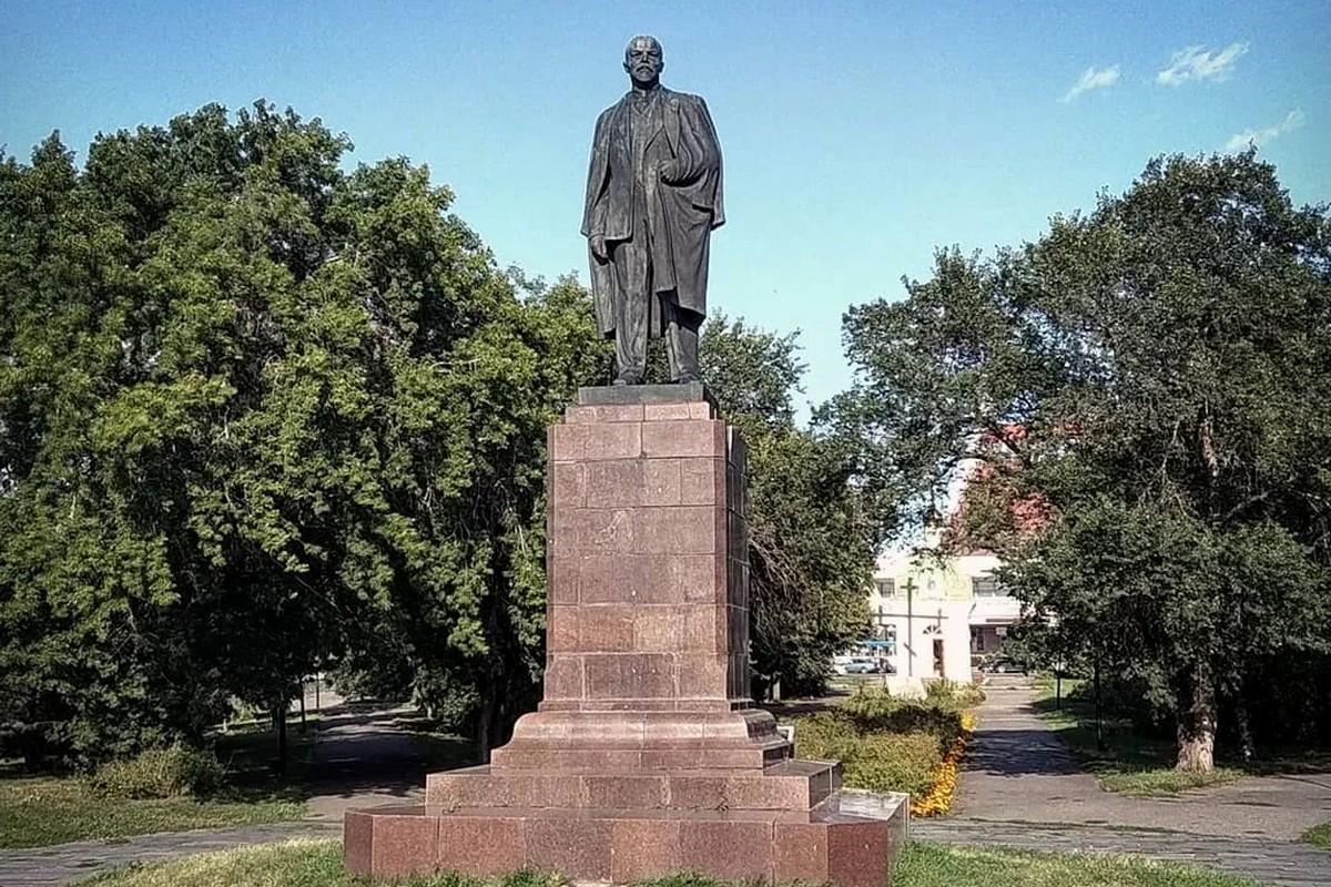В центре Омска неизвестный мужчина залез на памятник Ленину