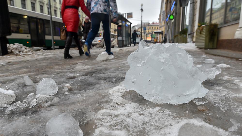 В Иванове на голову девушке упала ледяная глыба