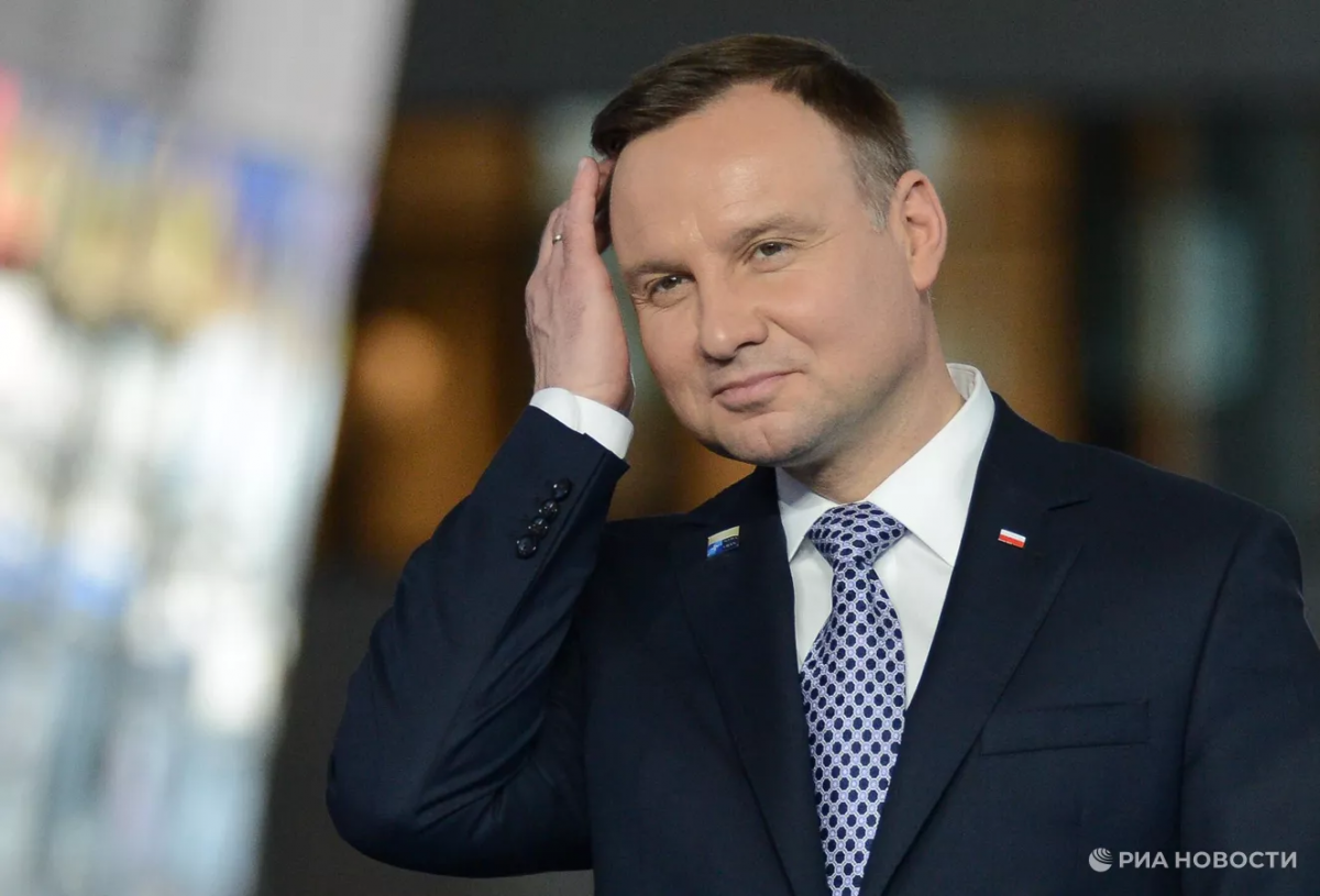 Президент Польши Дуда созывает срочное совещание из-за неопознанного объекта в небе