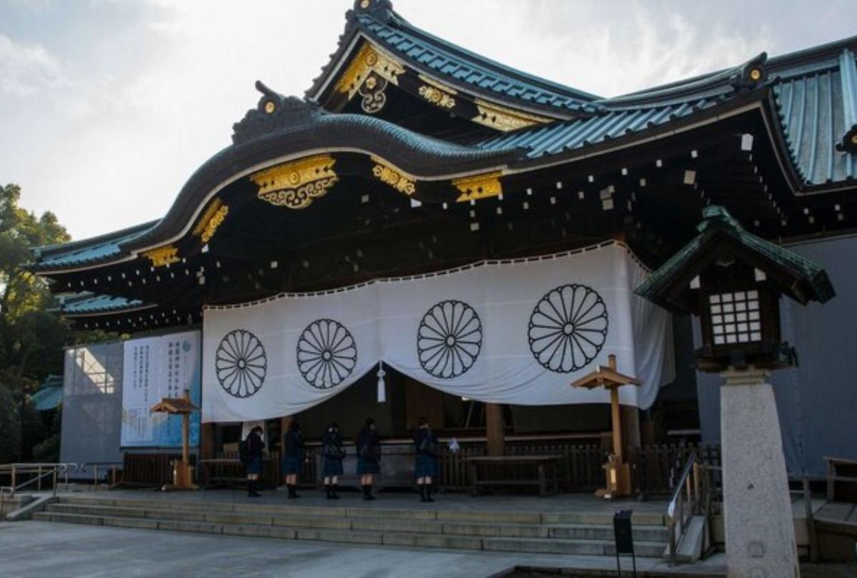 Премьер Японии сделал подношение в храм, символизирующий милитаризм