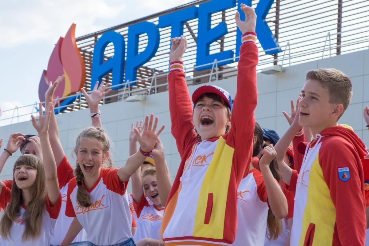 Зеленский ввел санкции против «Артека» и 8 юрлиц РФ