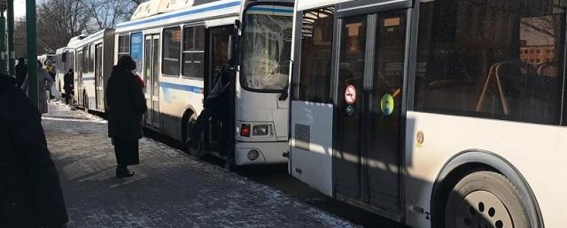 Три автобуса с пассажирами столкнулись в Великом Новгороде