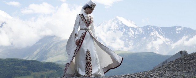 Телеведущая «Первого канала» Екатерина Андреева примерила национальный наряд в Осетии