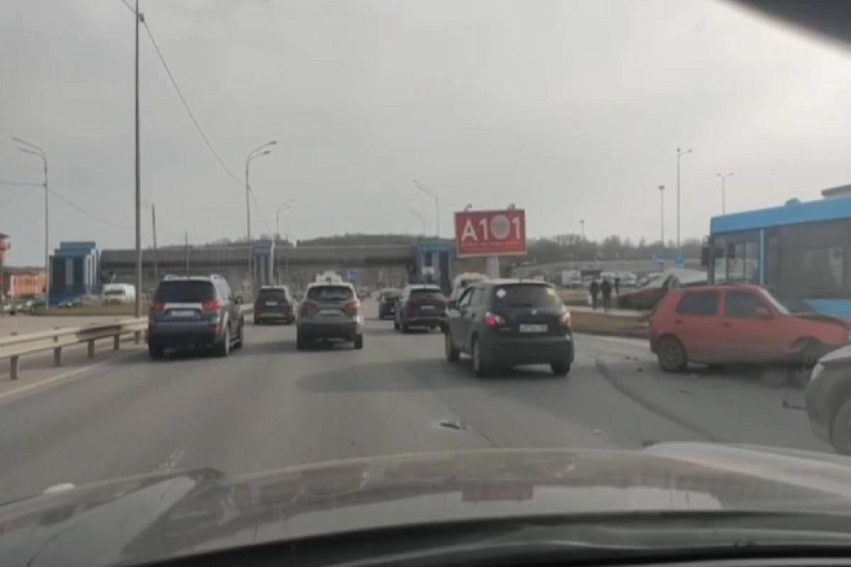 Из-за аварии с автобусом и большегрузом оказалось перекрыто Пулковское шоссе