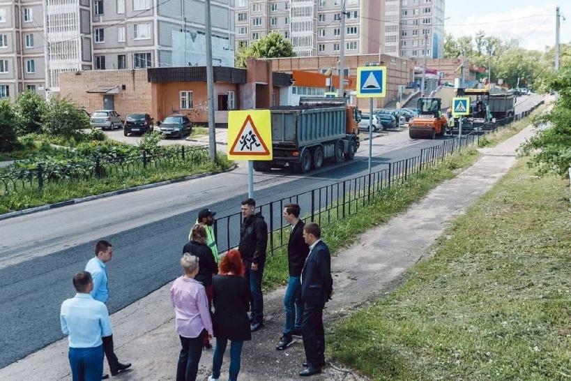 Артамонов проверил качество и сроки дорожного ремонта в Чехове