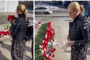 Вице-мэр Новосибирска возложила цветы в память о погибших в «Крокусе» к стихийному мемориалу