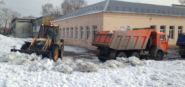 Глава Барнаула поручил усилить работу по вывозу снега