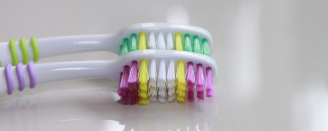 Стоматолог Насыров объяснил, кому нельзя использовать электрические зубные щетки