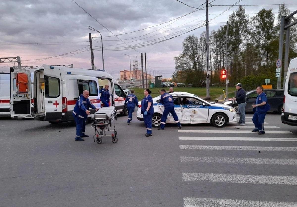 В Петербурге погиб мотоциклист после столкновения в машиной ДПС на большой скорости