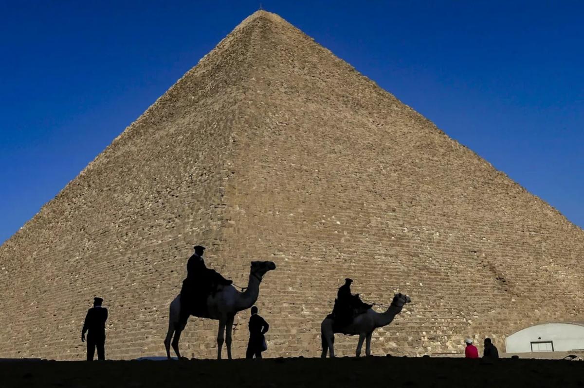Троих туристов арестовали у пирамид Гизы за обнаженные фотосессии