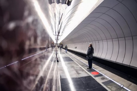 Суд удовлетворил иск метрополитена к пассажиру, который лег на пути и парализовал движение на 20 минут