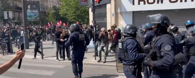 В Париже против участников первомайской демонстрации полиция применила слезоточивый газ