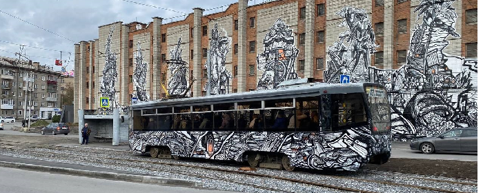 В Новосибирске художник Wince создал мурал на трамвае №13